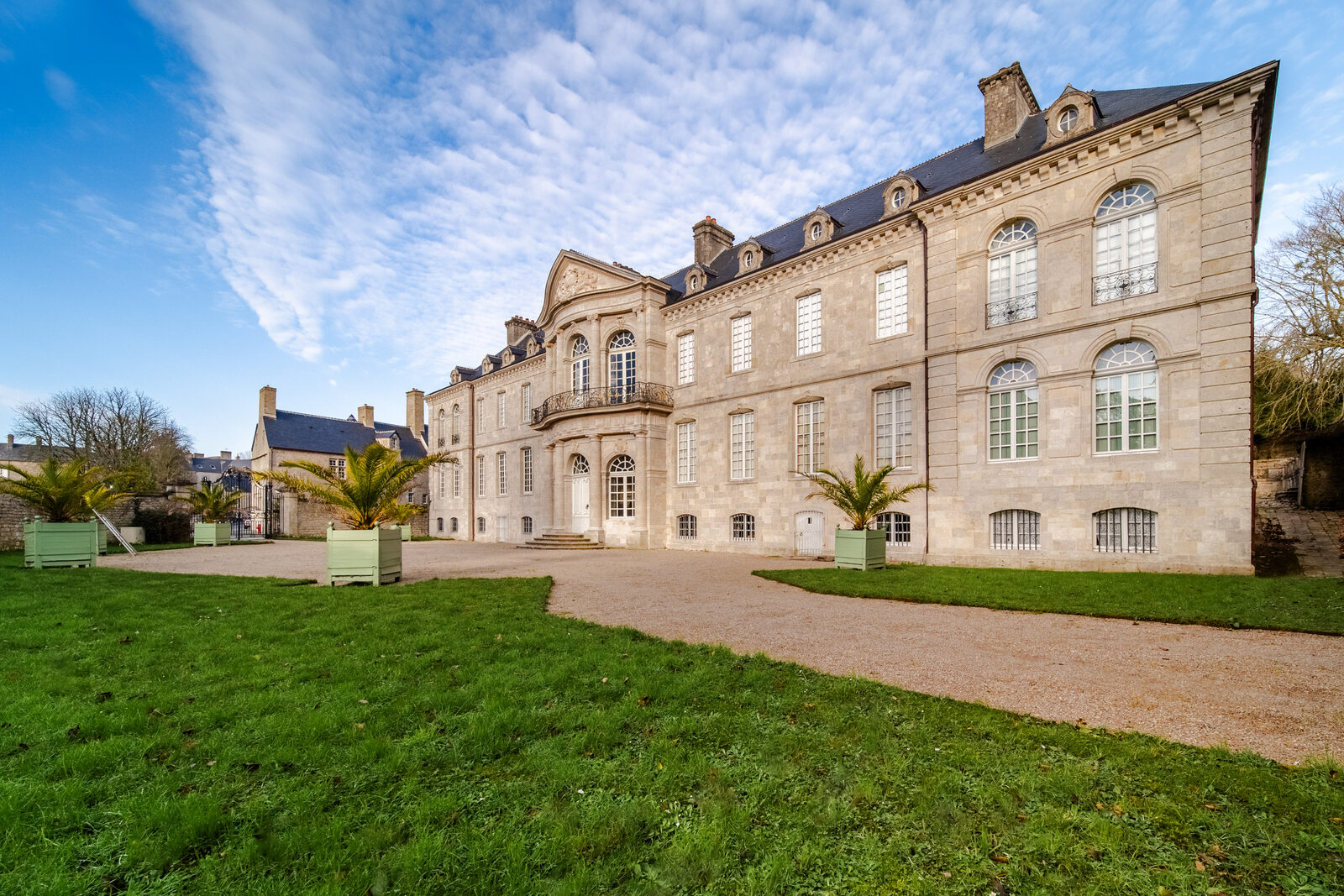 Dépendance d'un hôtel particulier dans le Cotentin gérée par la conciergerie TheGoodBnb — exemple de bien de caractère confié à nos soins